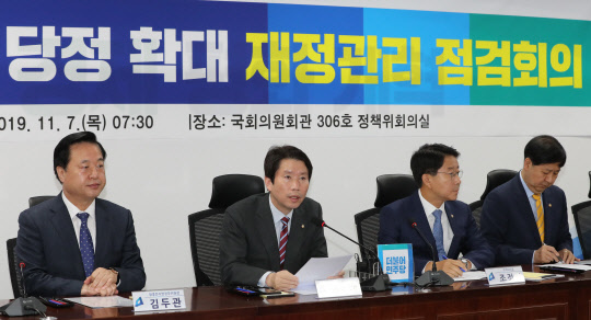 이인영 민주당 원내대표가 7일 국회 의원회관에서 열린 2019 제3차 당정 확대 재정관리 점검회의에서 발언하고 있다. 연합뉴스